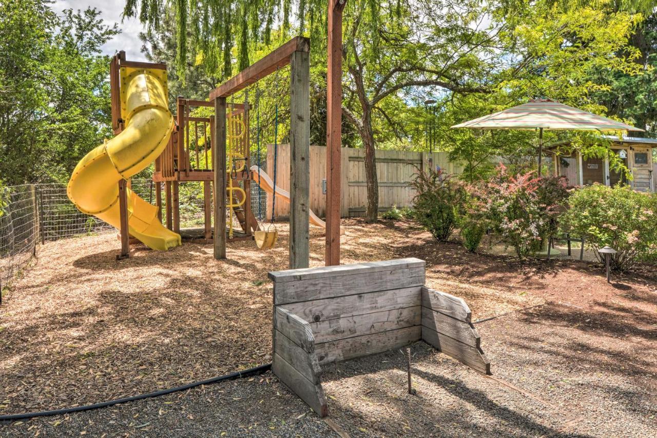 Central Medford Family Retreat With Large Yard! المظهر الخارجي الصورة
