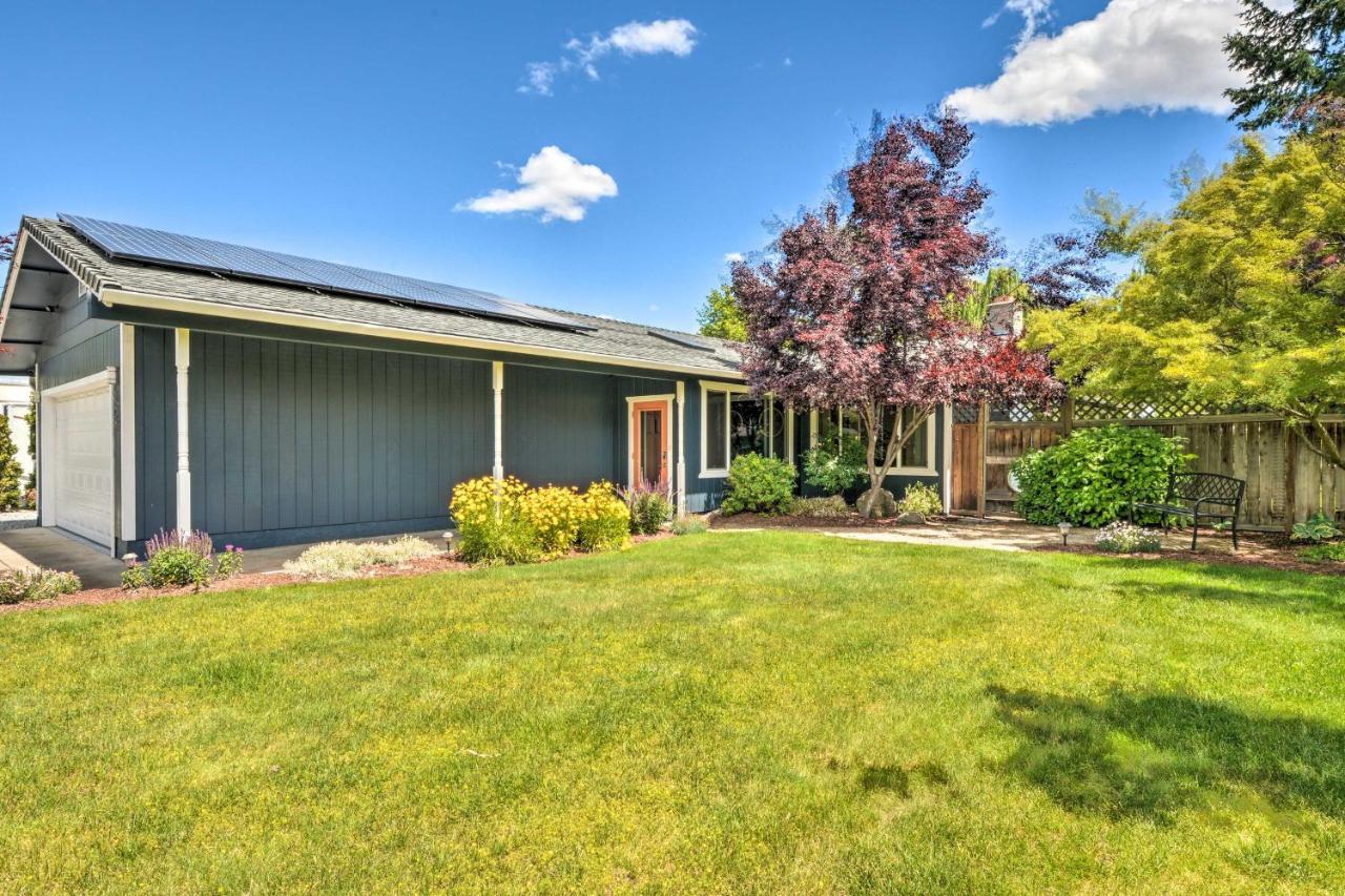 Central Medford Family Retreat With Large Yard! المظهر الخارجي الصورة