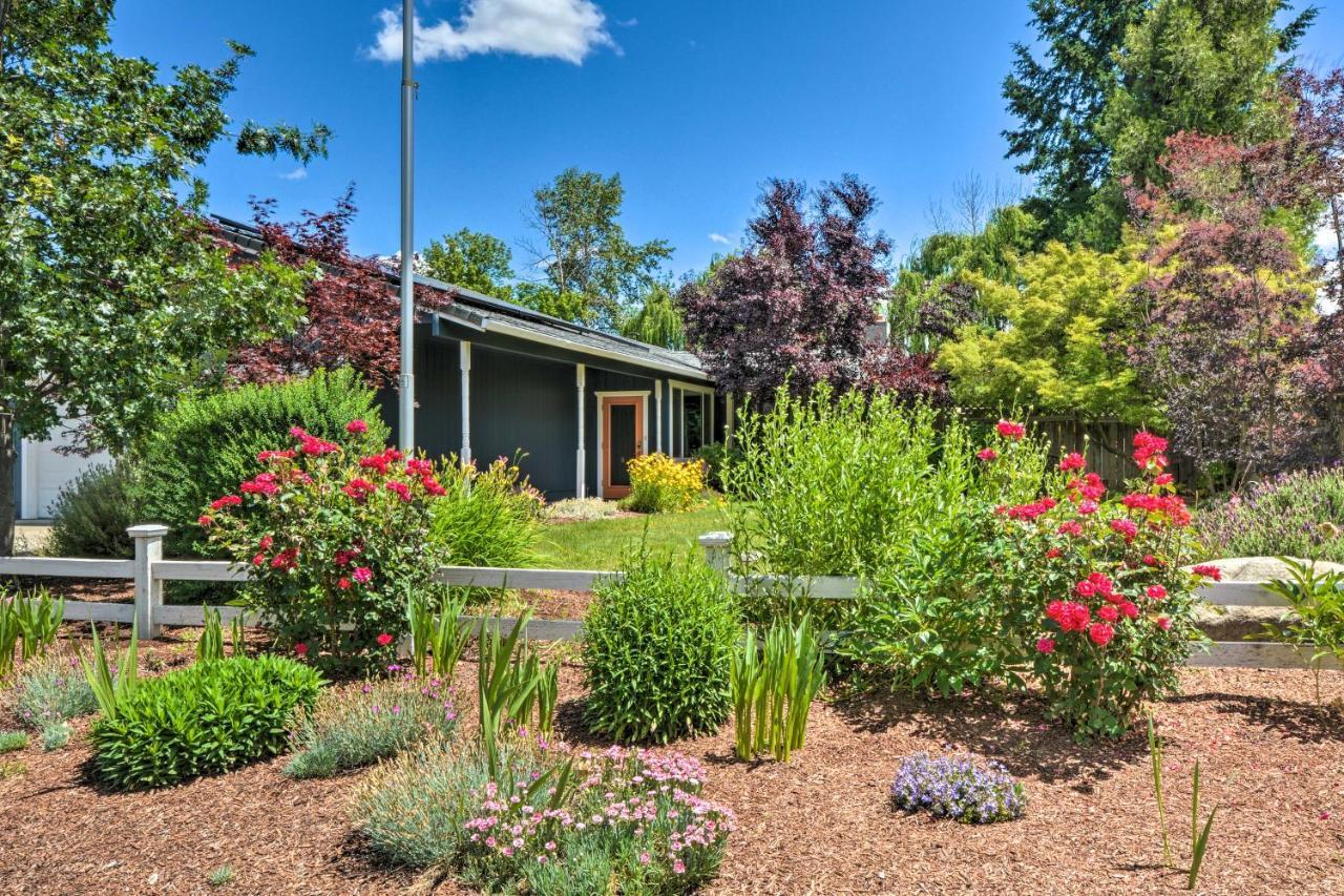 Central Medford Family Retreat With Large Yard! المظهر الخارجي الصورة