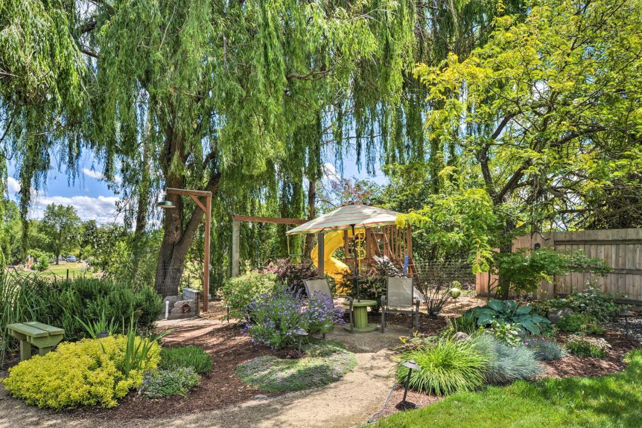 Central Medford Family Retreat With Large Yard! المظهر الخارجي الصورة