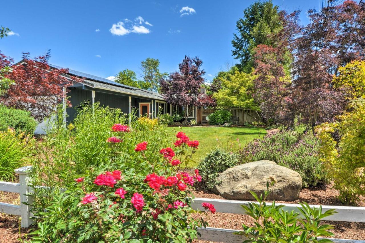 Central Medford Family Retreat With Large Yard! المظهر الخارجي الصورة