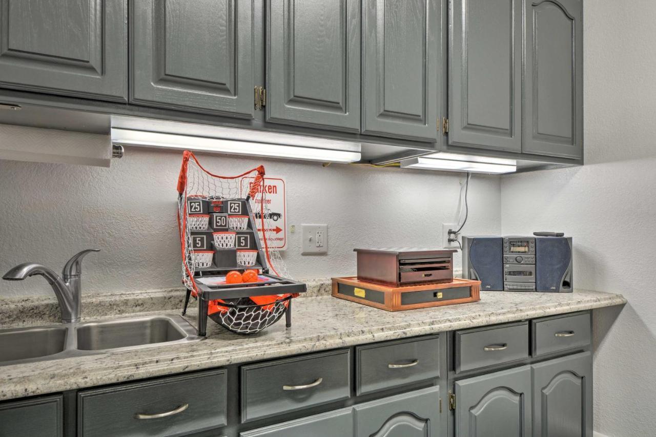 Central Medford Family Retreat With Large Yard! المظهر الخارجي الصورة