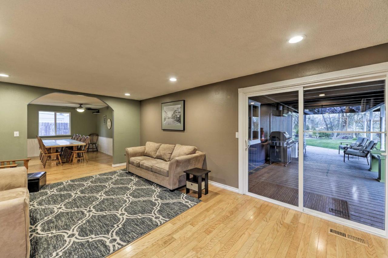 Central Medford Family Retreat With Large Yard! المظهر الخارجي الصورة