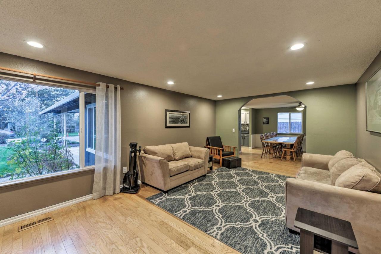 Central Medford Family Retreat With Large Yard! المظهر الخارجي الصورة