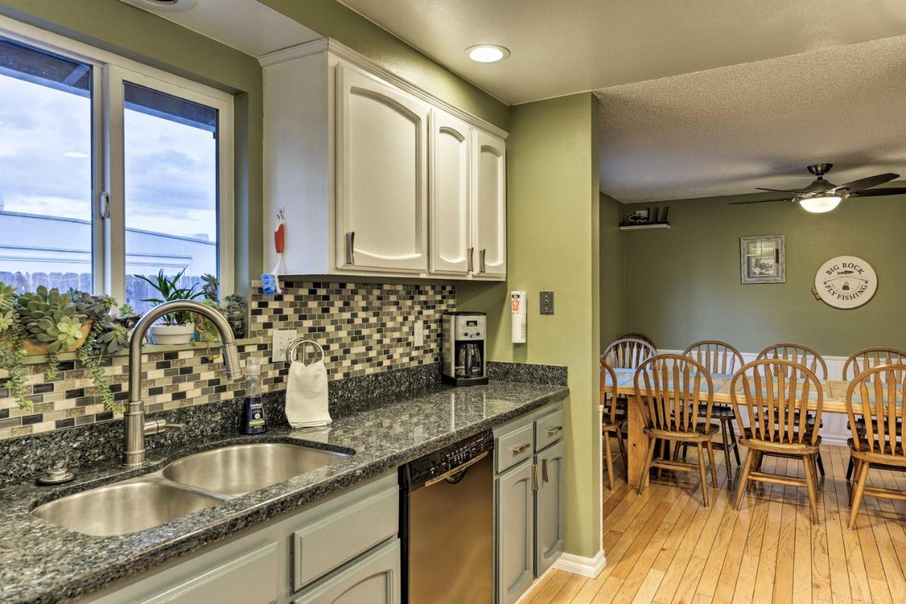 Central Medford Family Retreat With Large Yard! المظهر الخارجي الصورة
