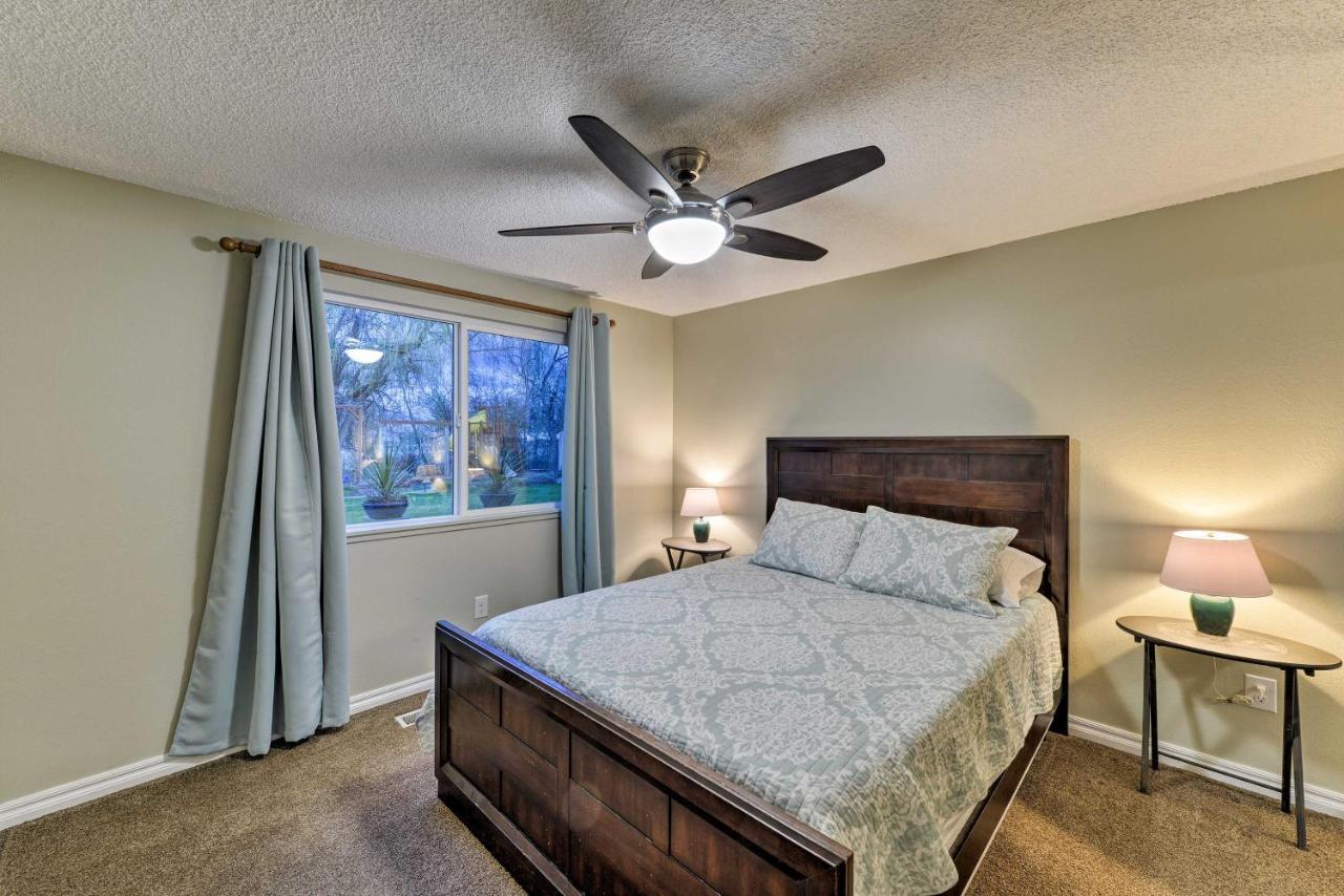 Central Medford Family Retreat With Large Yard! المظهر الخارجي الصورة