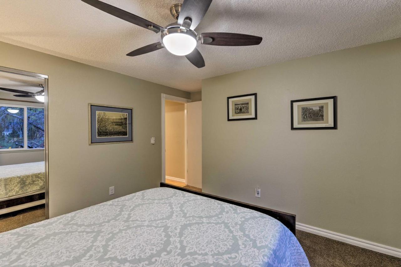 Central Medford Family Retreat With Large Yard! المظهر الخارجي الصورة