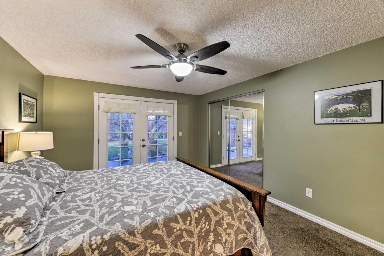 Central Medford Family Retreat With Large Yard! المظهر الخارجي الصورة