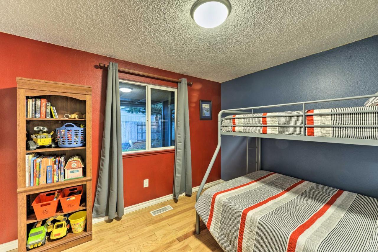 Central Medford Family Retreat With Large Yard! المظهر الخارجي الصورة